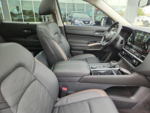 2025 Nissan Pathfinder Platinum 4WD