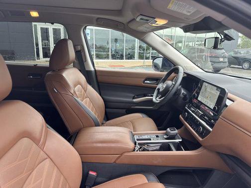 2024 Nissan Pathfinder Platinum FWD