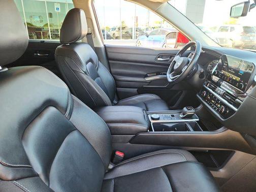 2023 Nissan Pathfinder SL 4WD