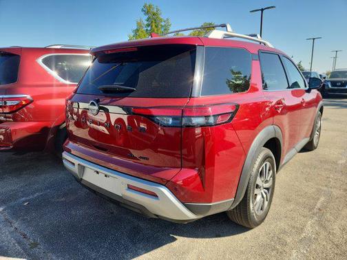 2023 Nissan Pathfinder SL 4WD