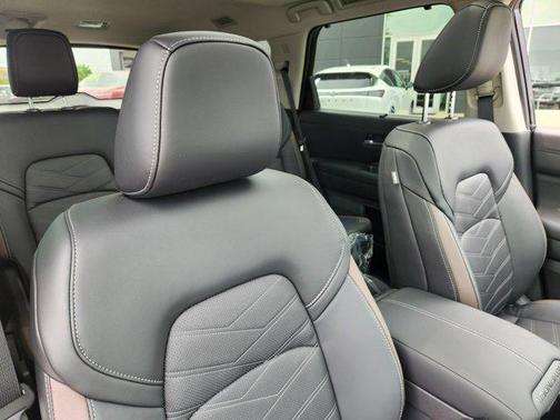 2025 Nissan Pathfinder Platinum 4WD
