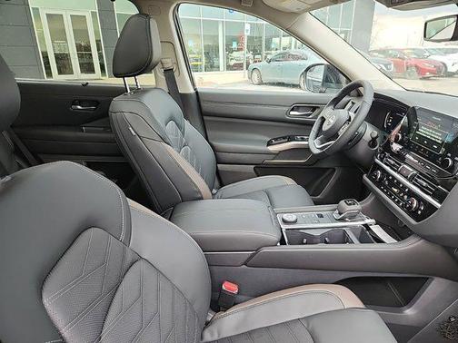 2025 Nissan Pathfinder Platinum 4WD