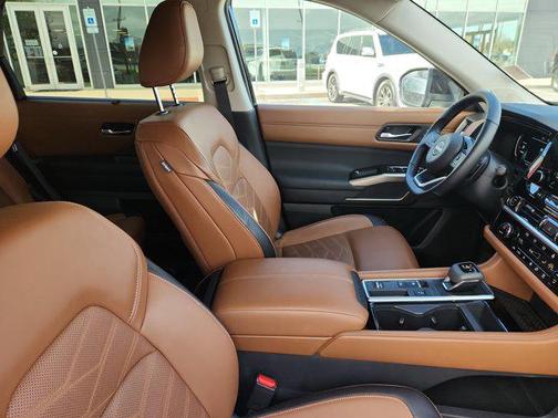 2024 Nissan Pathfinder Platinum FWD