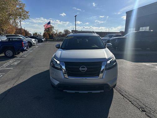 2024 Nissan Pathfinder Platinum FWD
