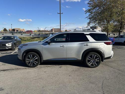 2024 Nissan Pathfinder Platinum FWD