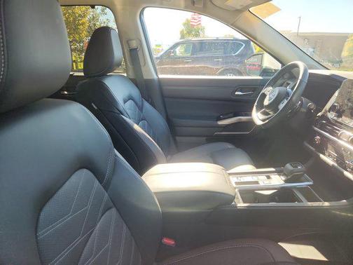 2024 Nissan Pathfinder Platinum FWD