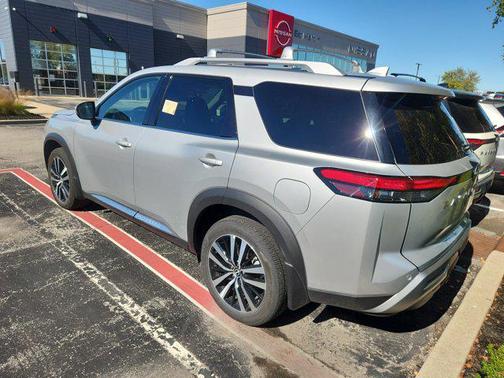 2024 Nissan Pathfinder Platinum FWD