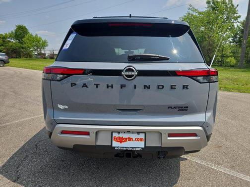 2025 Nissan Pathfinder Platinum 4WD