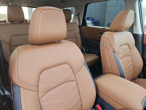 2025 Nissan Pathfinder Platinum 4WD