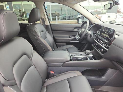 2025 Nissan Pathfinder SL 4WD