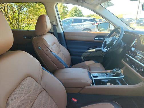 2025 Nissan Pathfinder Platinum 4WD