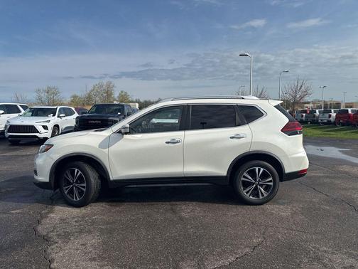 Pearl White Tricoat 2019 Nissan Rogue SV