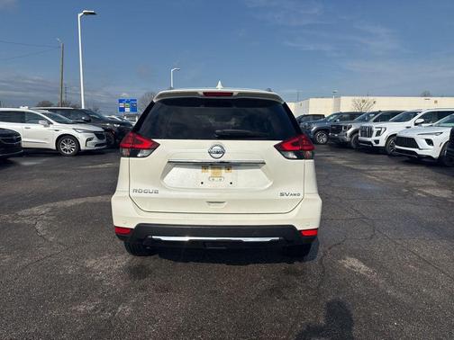 Pearl White Tricoat 2019 Nissan Rogue SV