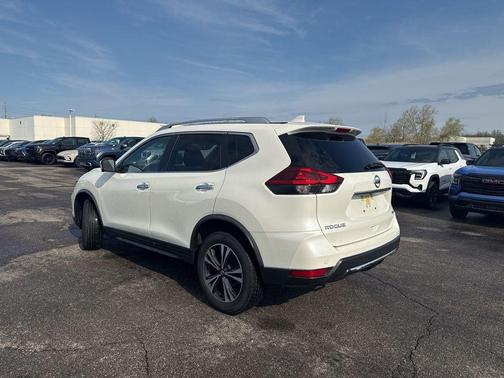 Pearl White Tricoat 2019 Nissan Rogue SV