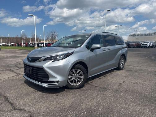 Celestial Silver Metallic 2024 Toyota Sienna XLE