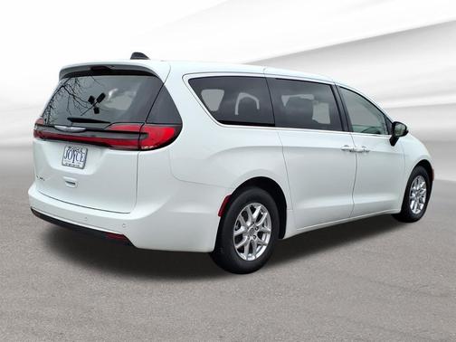 Bright White Clearcoat 2023 Chrysler Pacifica Touring L