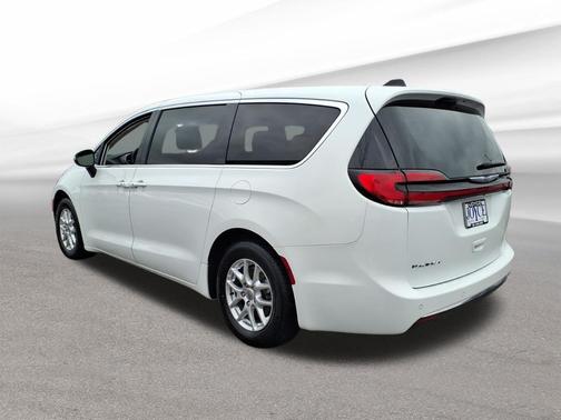 Bright White Clearcoat 2023 Chrysler Pacifica Touring L