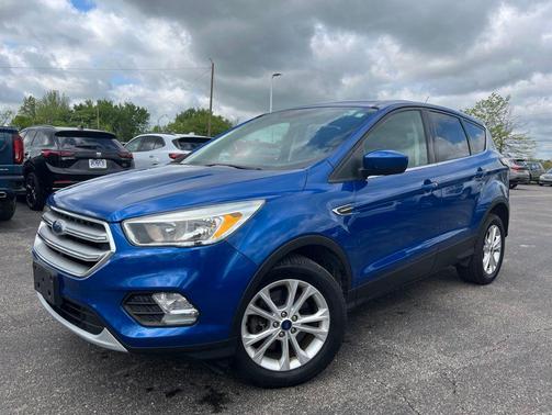 Lightning Blue Metallic 2017 Ford Escape SE