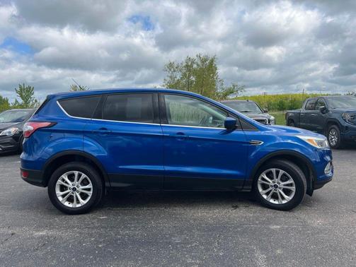 Lightning Blue Metallic 2017 Ford Escape SE