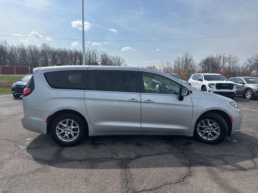 Silver Mist Clearcoat 2023 Chrysler Pacifica Touring L