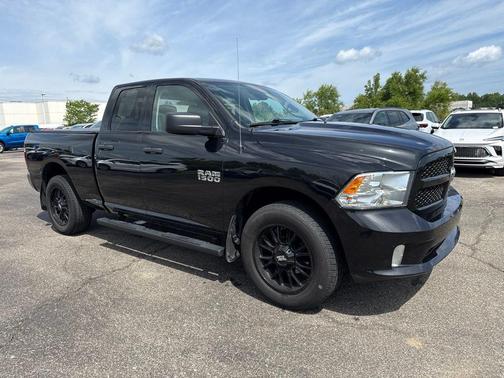 Brilliant Black Crystal Pearlcoat 2018 RAM 1500 Express