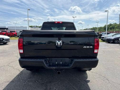 Brilliant Black Crystal Pearlcoat 2018 RAM 1500 Express