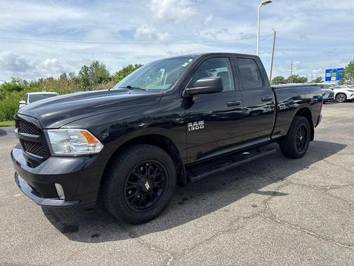 Brilliant Black Crystal Pearlcoat 2018 RAM 1500 Express
