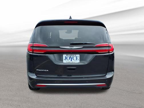Brilliant Black Crystal Pearlcoat 2023 Chrysler Pacifica Touring L