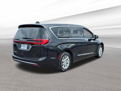 Brilliant Black Crystal Pearlcoat 2023 Chrysler Pacifica Touring L