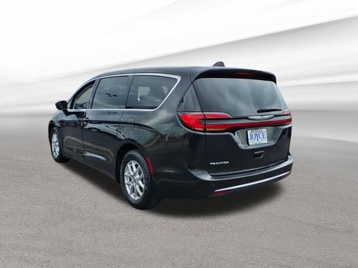 Brilliant Black Crystal Pearlcoat 2023 Chrysler Pacifica Touring L