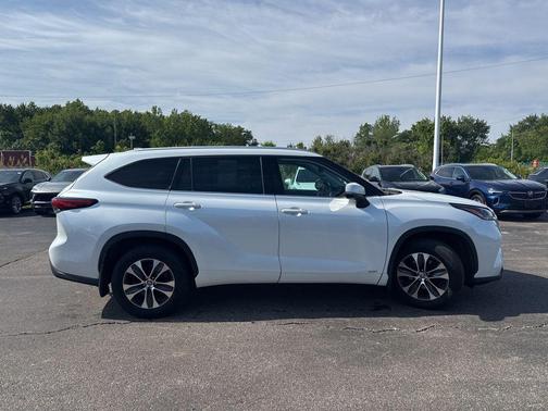 Wind Chill Pearl 2022 Toyota Highlander Hybrid XLE