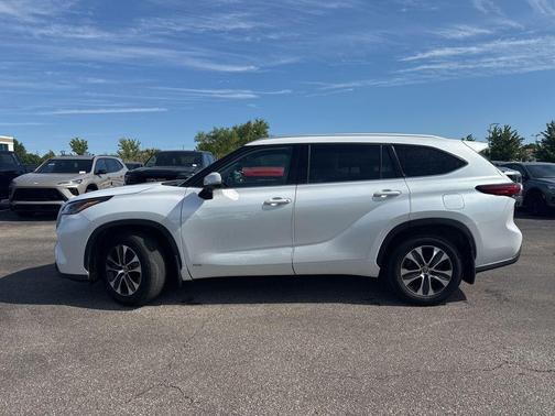 Wind Chill Pearl 2022 Toyota Highlander Hybrid XLE
