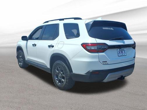 Platinum White Pearl 2024 Honda Pilot TrailSport