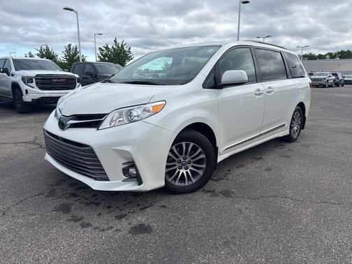 Blizzard Pearl 2018 Toyota Sienna XLE Premium