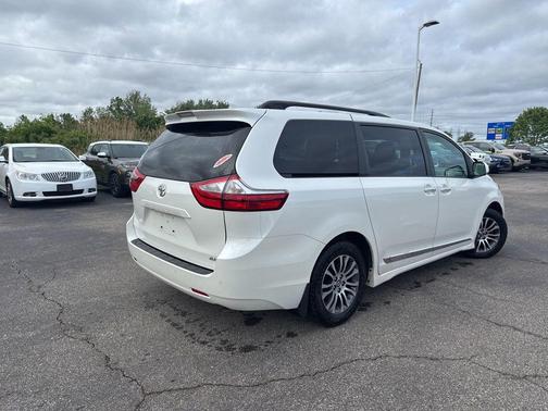 Blizzard Pearl 2018 Toyota Sienna XLE Premium