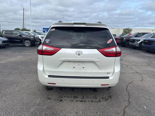Blizzard Pearl 2018 Toyota Sienna XLE Premium