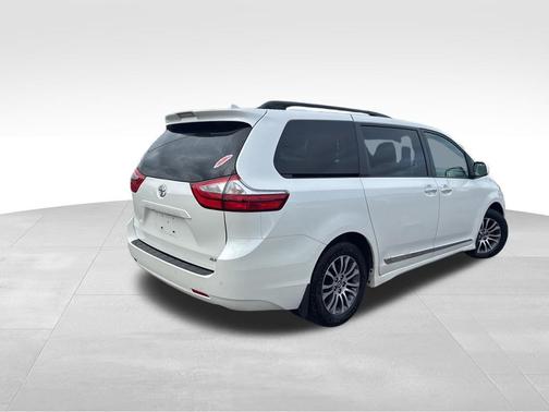 Blizzard Pearl 2018 Toyota Sienna XLE Premium