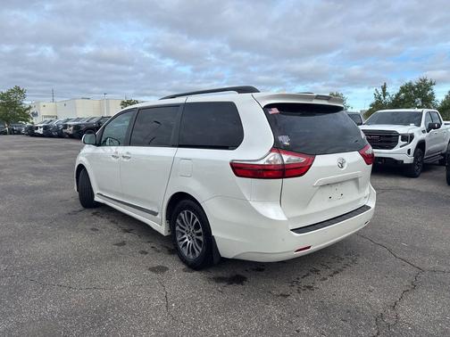 Blizzard Pearl 2018 Toyota Sienna XLE Premium