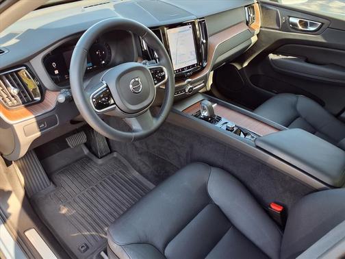 2023 Volvo XC60 B5 Plus Bright Theme