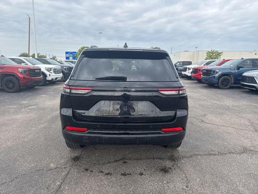 Diamond Black Crystal Pearlcoat 2024 Jeep Grand Cherokee Altitude