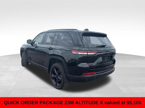 Diamond Black Crystal Pearlcoat 2024 Jeep Grand Cherokee Altitude