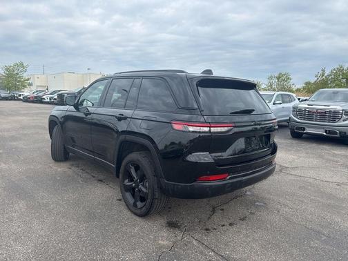 Diamond Black Crystal Pearlcoat 2024 Jeep Grand Cherokee Altitude
