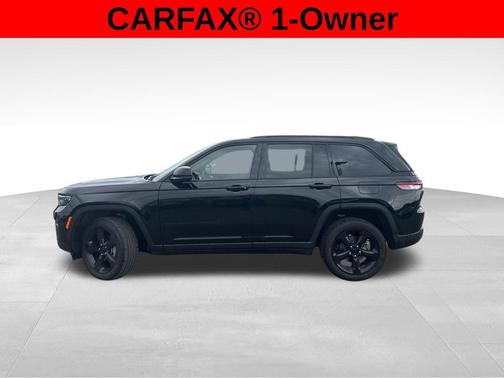 Diamond Black Crystal Pearlcoat 2024 Jeep Grand Cherokee Altitude