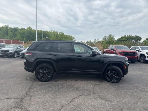 Diamond Black Crystal Pearlcoat 2024 Jeep Grand Cherokee Altitude