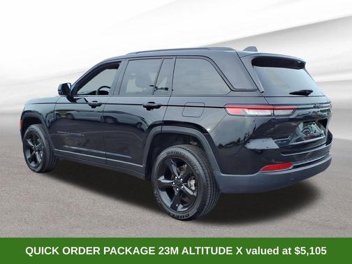 Diamond Black Crystal Pearlcoat 2024 Jeep Grand Cherokee Altitude
