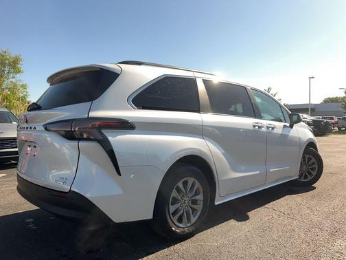 Wind Chill Pearl 2024 Toyota Sienna XLE