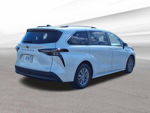 Wind Chill Pearl 2024 Toyota Sienna XLE