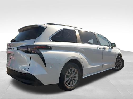 Wind Chill Pearl 2024 Toyota Sienna XLE