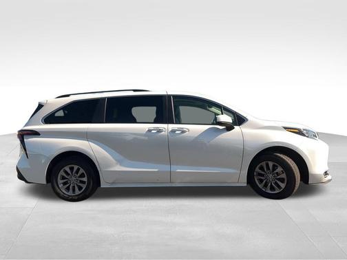 Wind Chill Pearl 2024 Toyota Sienna XLE
