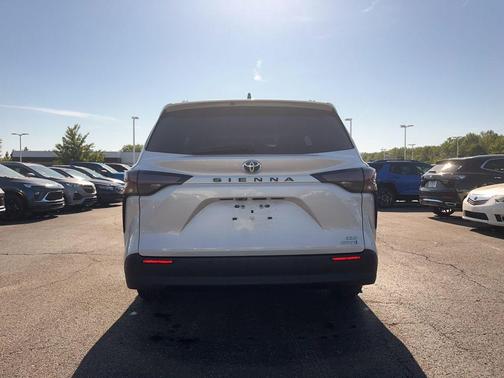 Wind Chill Pearl 2024 Toyota Sienna XLE